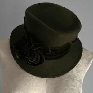Gorgeous vintage dark olive green 100% wool woman’s hat 🎩
